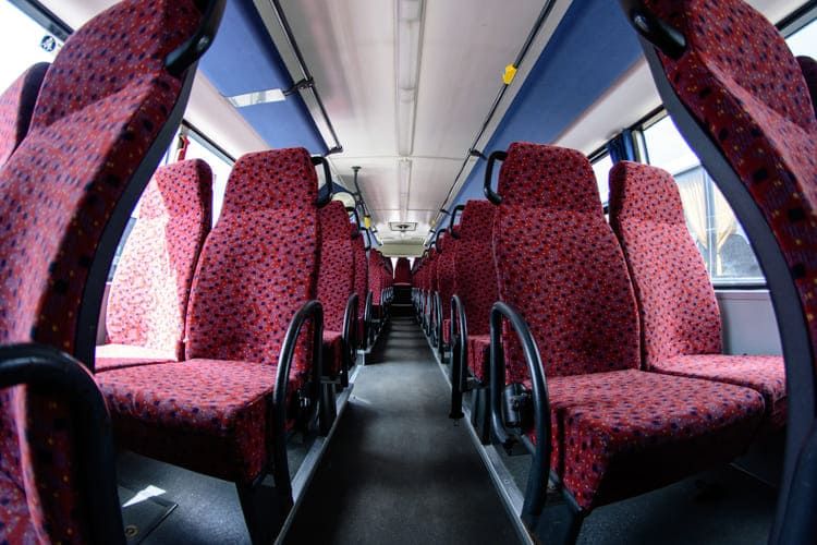 wnętrze autobusu Żana z czerwonymi siedzeniami