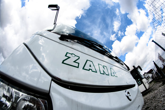 prz&oacute;d białego autokaru Żana z dołu