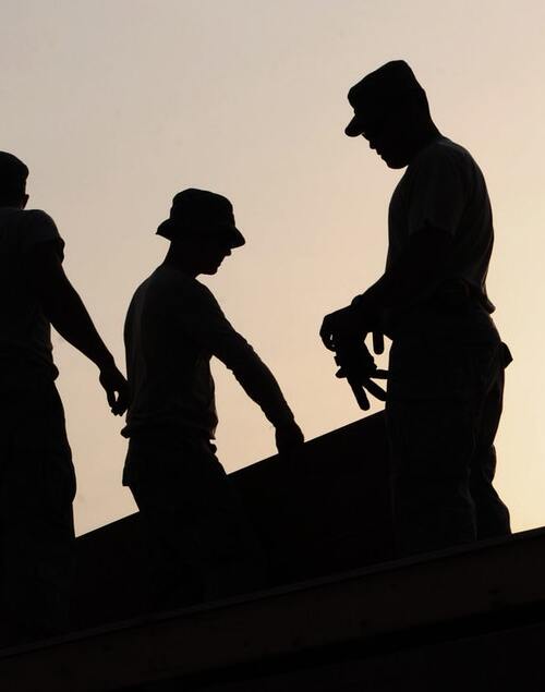 pracownicy na budowie