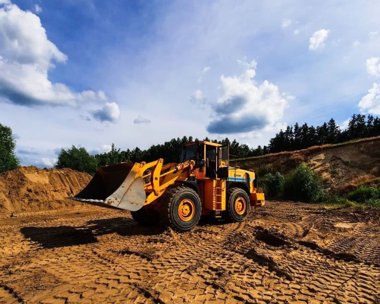 ż&oacute;łta koparka w żwirowni