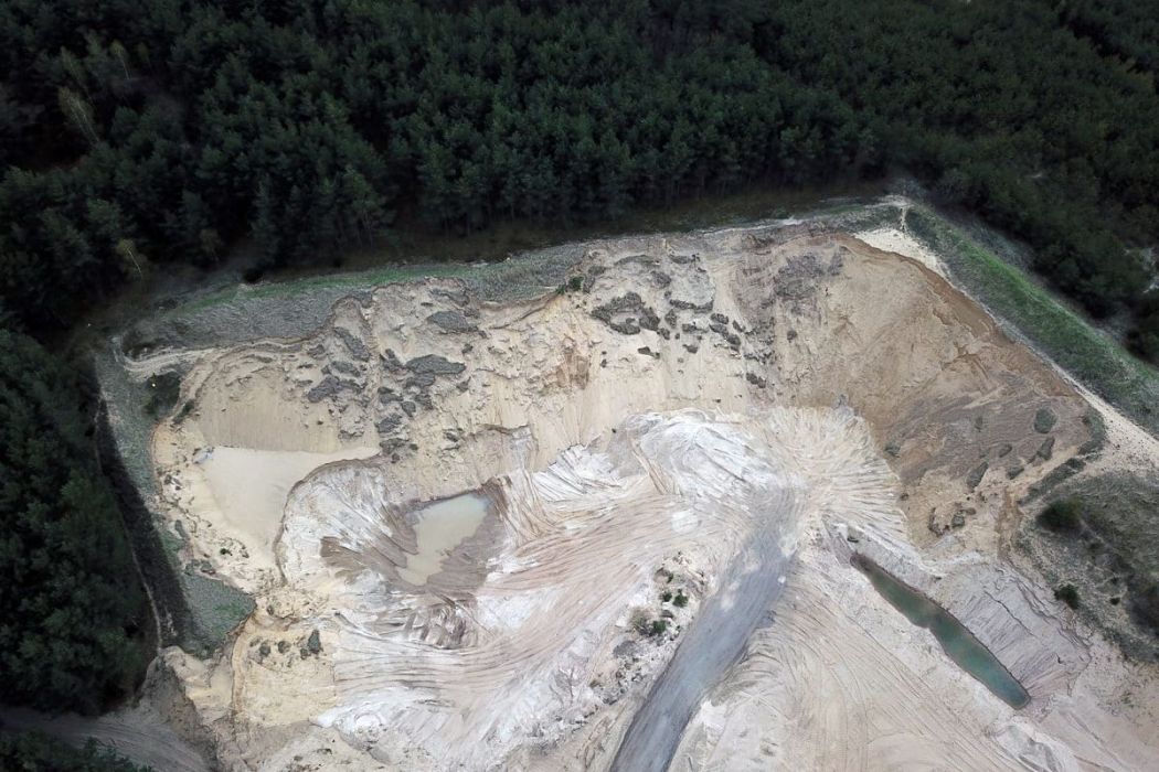 żwirownia przy lesie w Dolnej Grupie widok z lotu ptaka