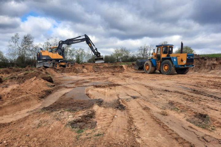 dwie koparki pracujące w żwirowni w Dolnej Grupie