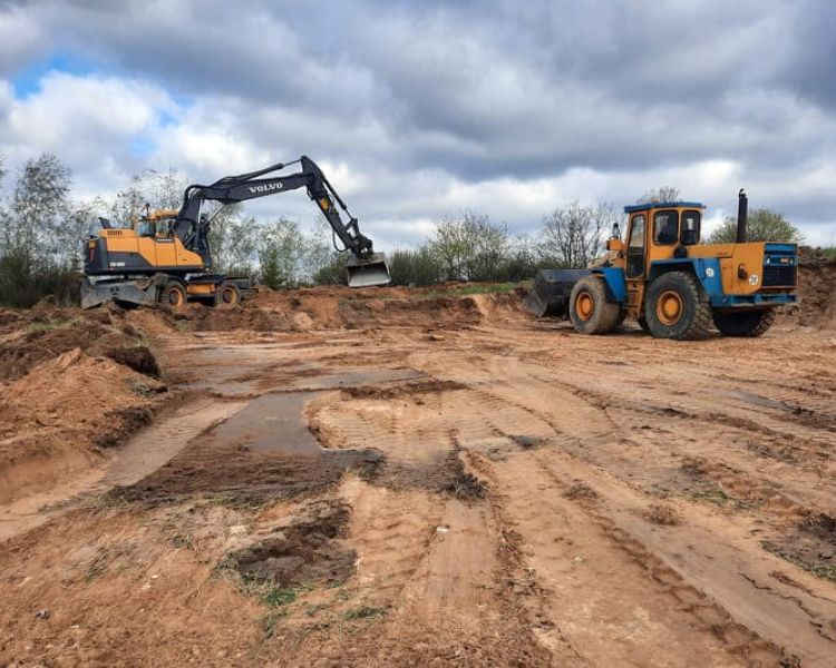 dwie koparki pracujące w żwirowni w Dolnej Grupie